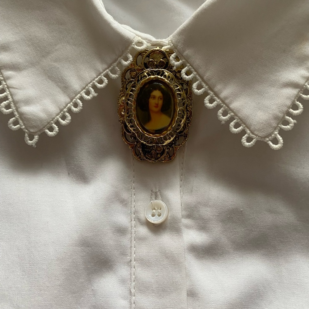 Vintage cameo Gerry’s brooch can be worn as necklace